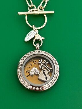Origami Owl Family locket Silver Round Pendant Necklace Crystal Accent